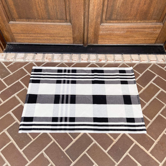 Smile: Farmhouse Buffalo Check Plaid Rug: 36x48 Large Black